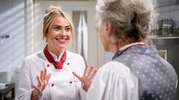 Greta (Laura Osswald) kündigt Hildegard (Antje Hagen) an, sie wird von einem namhaften Koch vertreten.