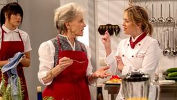 Greta (Laura Osswald) und Hildegard (Antje Hagen) wetten, wer eine bessere Portweinsoße machen kann.