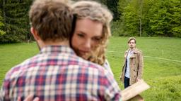 Hannes (Pablo Konrad) überspielt seine aufkommende Eifersucht, als er Maja (Christina Arends) und Florian (Arne Löber) in einem nahen Moment beobachtet.