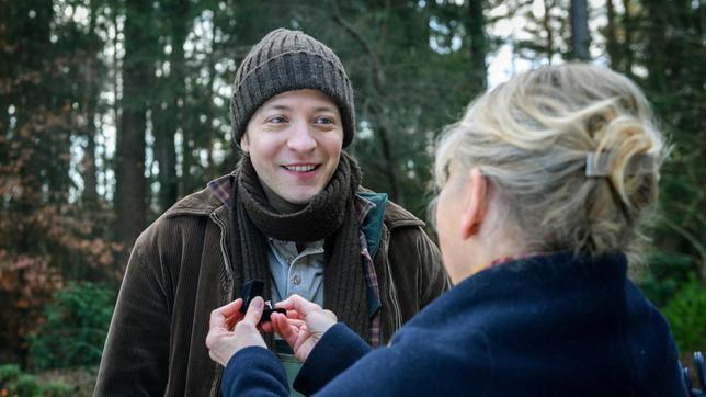 Helene (Sabine Werner) präsentiert Gerry (Johannes Huth) einen Verlobungsring für Shirin.