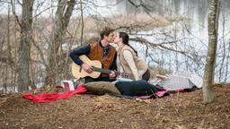 Henry (Patrick Dollmann) und Denise (Helen Barke) genießen ein romantisches Picknick am See.