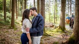 Henry (Elias Reichert) und Maxi (Katharina Scheuba) genießen den gemeinsamen Ausflug.