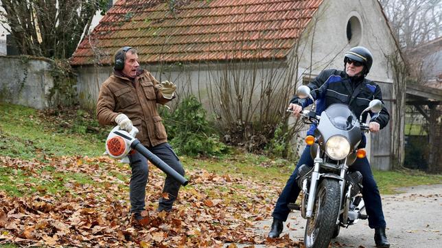 Herr Reiber (Joachim Nimtz) erschrickt sich vor Alfons' (Sepp Schauer) Motorrad.