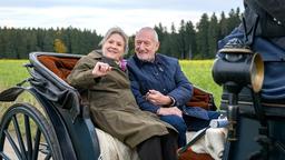Hildegard (Antje Hagen) freut sich sehr über Alfons' (Sepp Schauer) Überraschung, als er sie mit einer Kutsche abholt.