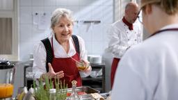 Hildegard (Antje Hagen) unterhält sich beim Kochen mit Josie (Lena Conzendorf, r. mit Komparse) auch über private Dinge.
