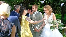 Hochzeit: Maja (Christina Arends) und Florian (Arne Löber) empfangen gerührt Glückwünsche von Erik (Sven Waasner) und Shirin (Merve Çakır, 3.v.r., mit Komparserie).