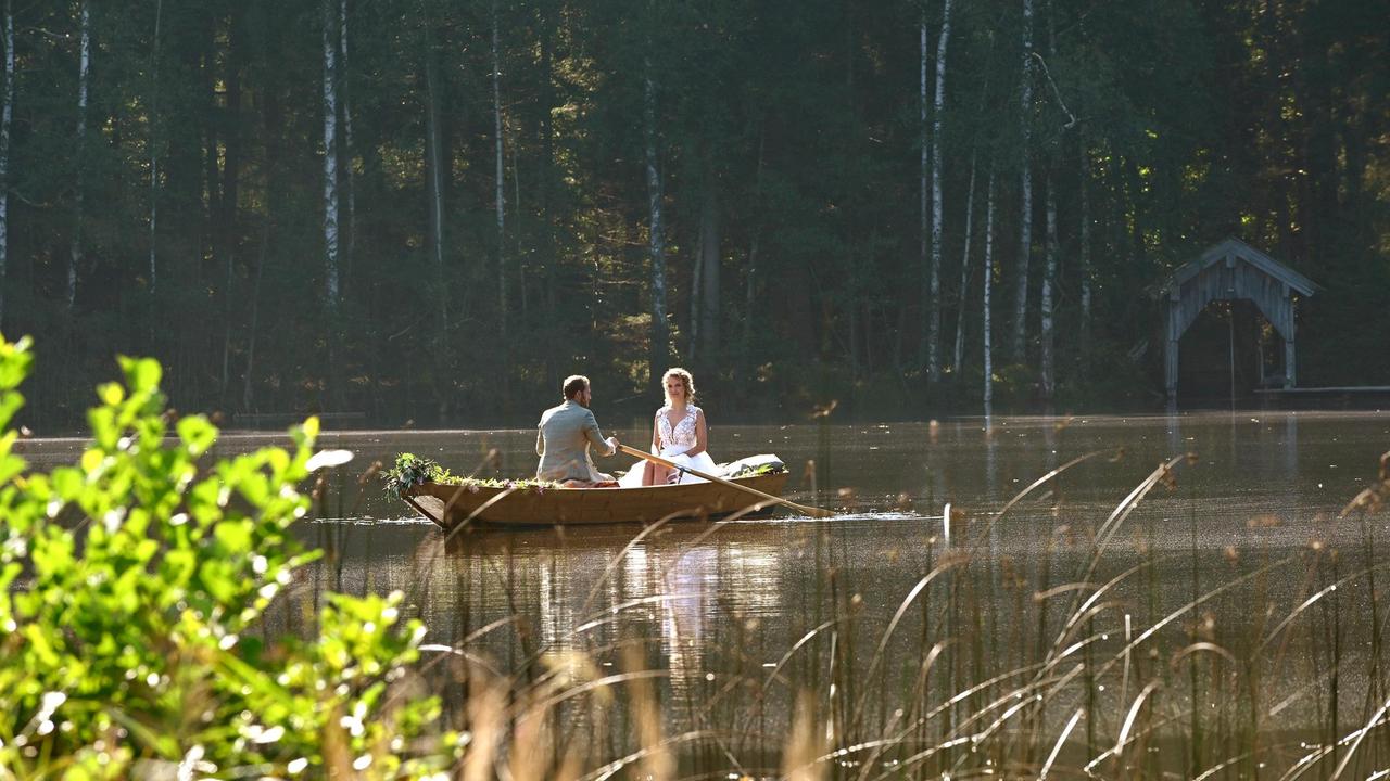 Hochzeit: Maja (Christina Arends) und Florian (Arne Löber) fahren mit dem Boot zu ihrer Hochzeitsfeier.