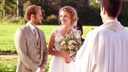 Hochzeit: Maja (Christina Arends) und Florian (Arne Löber) geben sich vor Pfarrer Schwabeneder (Dan Glazer) das Ja-Wort.