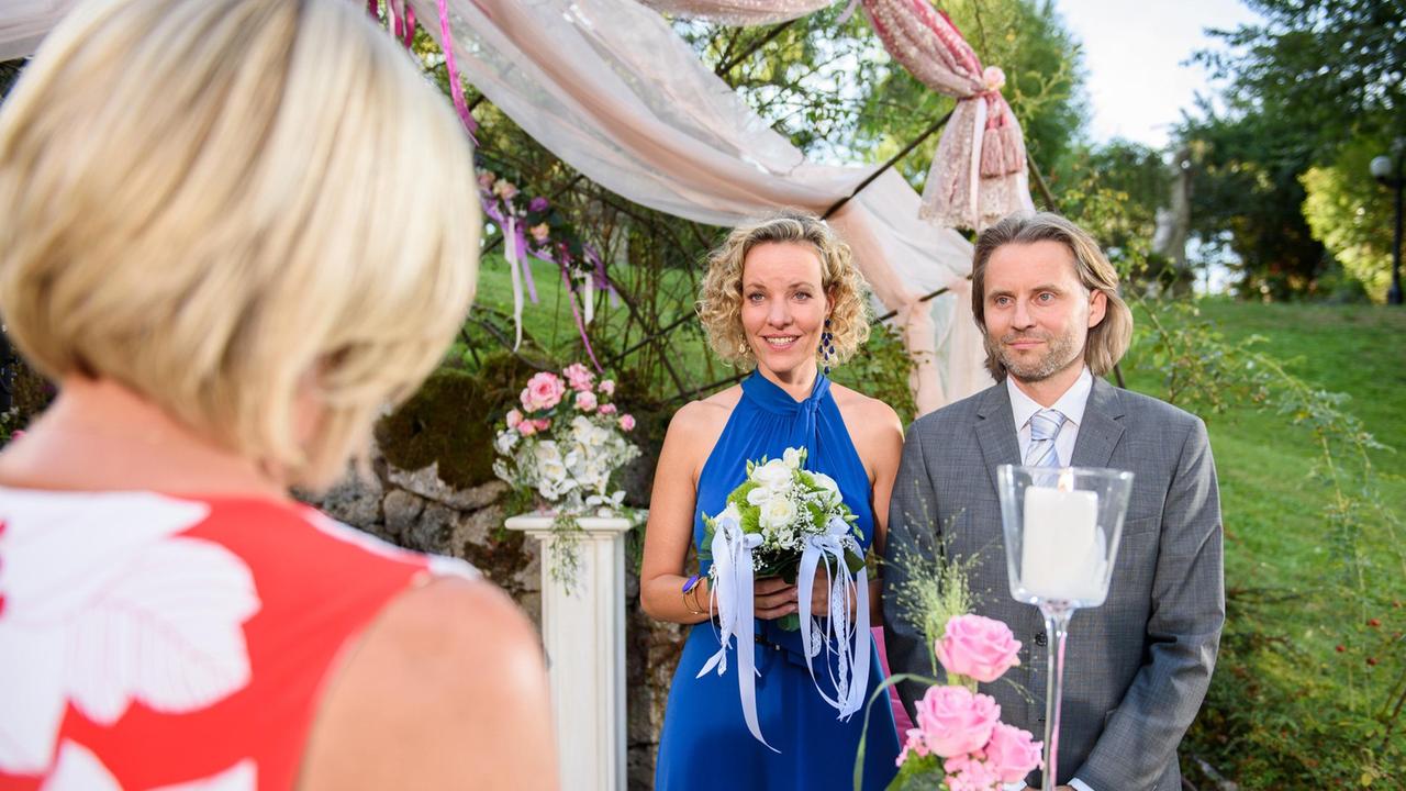 Hochzeit: Natascha (Melanie Wiegmann) und Michael (Erich Altenkopf) lassen sich in einer intimen und romantischen Zeremonie von Charlotte (Mona Seefried) trauen.