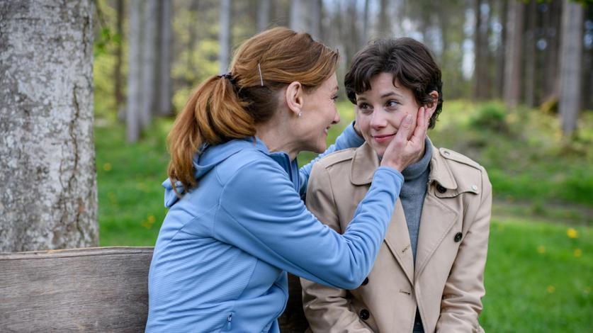 In ihrer Verzweiflung vertraut sich Eleni (Dorothée Neff) ihrer Mutter (Daniela Kiefer) an.