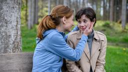 In ihrer Verzweiflung vertraut sich Eleni (Dorothée Neff) ihrer Mutter (Daniela Kiefer) an.