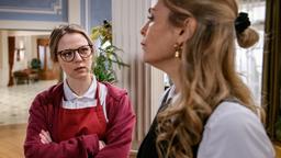 Josie (Lena Conzendorf) begreift, dass Yvonne (Tanja Lanäus) ihr nicht die Wahrheit sagt.