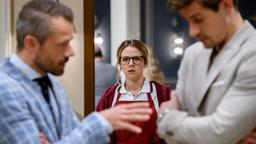 Josie (Lena Conzendorf) ist entsetzt, als Erik (Sven Waasner) drauf und dran ist, Paul (Sandro Kirtzel) ihre Gefühle zu verraten.