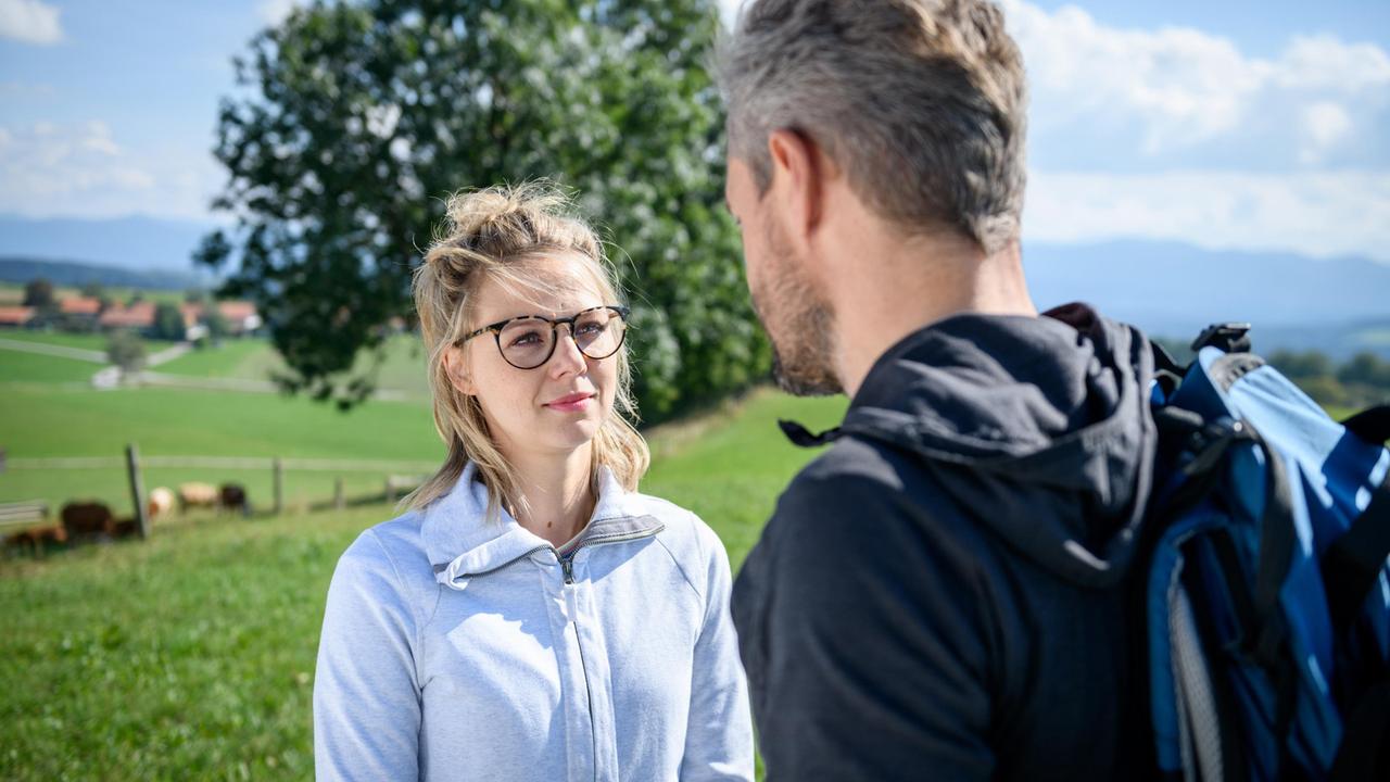 Josie (Lena Conzendorf) macht Erik (Sven Waasner) ein rührendes Angebot.