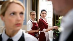 Josie (Lena Conzendorf) und Shirin (Merve Çakır) bekommen mit, wie sich Christoph (Dieter Bach) bei Rosalie (Natalie Alison) über Yvonne beschwert.