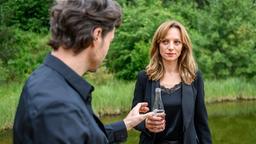 Karl (Stephan Käfer) begreift, dass Ariane (Viola Wedekind) nie vor hatte, mit ihm zu fliehen.