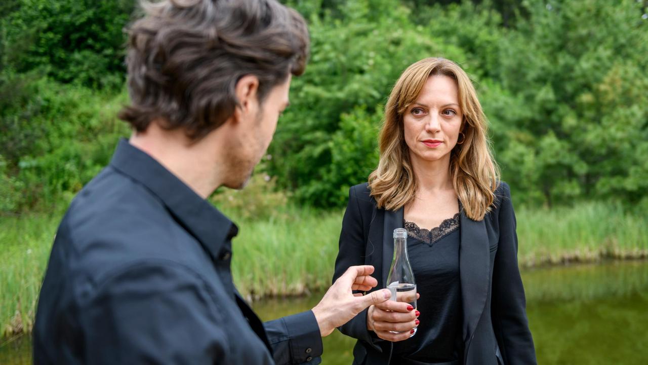 Karl (Stephan Käfer) begreift, dass Ariane (Viola Wedekind) nie vor hatte, mit ihm zu fliehen.