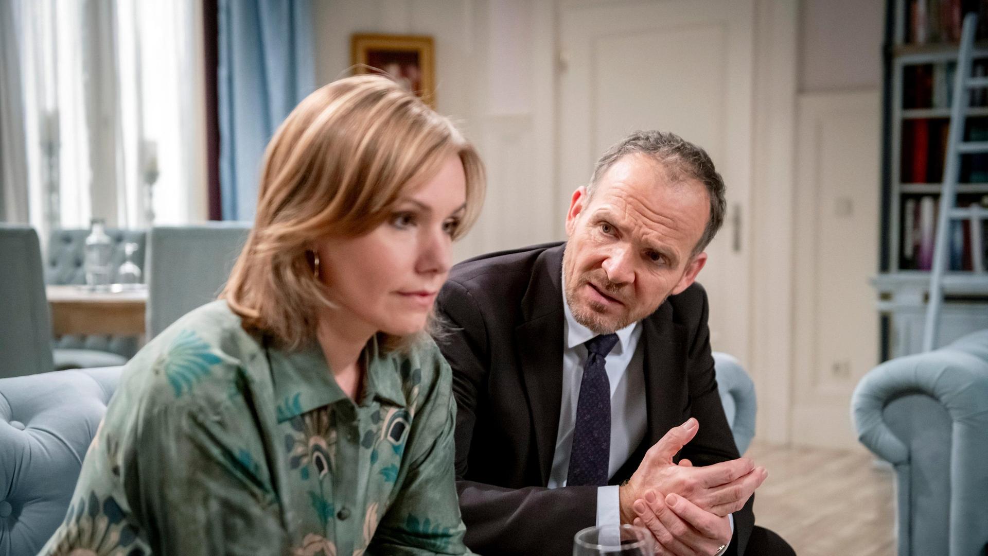 Katja (Isabell Stern) lässt sich einen Moment hinreißen, mit Markus (Timo Ben Schöfer) Zukunftspläne fernab vom "Fürstenhof" zu schmieden.