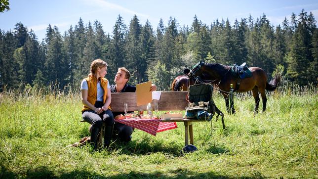 Katja (Isabell Stern) und Vincent (Martin Walde) fühlen sich erotisch zueinander hingezogen.