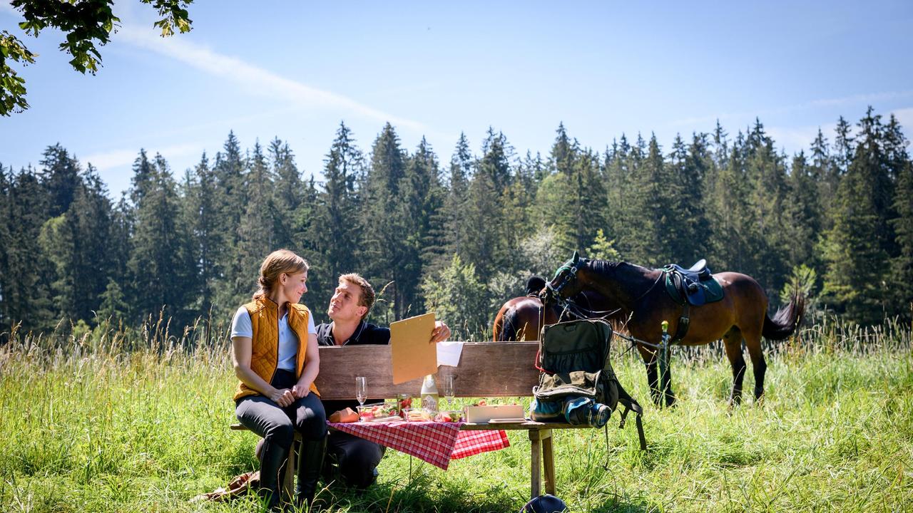 Katja (Isabell Stern) und Vincent (Martin Walde) fühlen sich erotisch zueinander hingezogen.