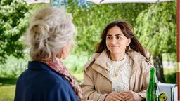 Lale (Yeliz Simsek, re., mit Antje Hagen, li.) verbirgt, dass sie weiterhin Tabletten braucht, um durch den Alltag zu kommen.