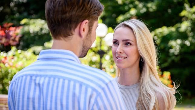 Larissa (Vivien Wulf) verliebt sich richtig in Henry (Elias Reichert).