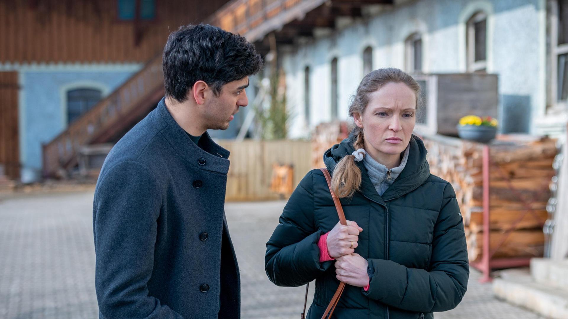 Leander (Marcel Zuschlag) ist bestürzt, weil Schwester Gesine (Eve Lemmel) ihm nicht mehr helfen will.