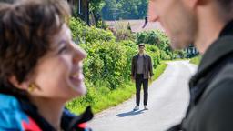 Leander (Marcel Zuschlag) trifft es, als er Eleni (Dorothée Neff) und Julian (Tim Borys) einträchtig zusammen sieht.