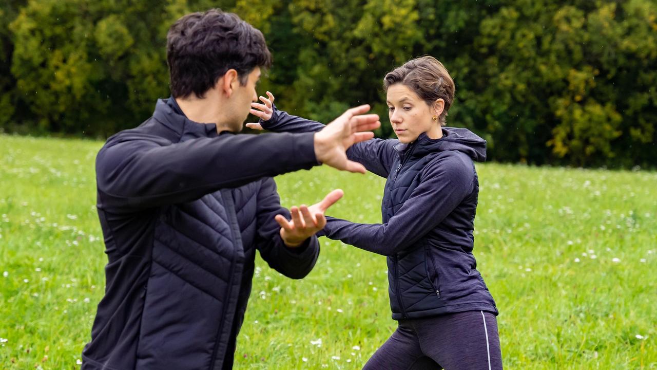 Leander (Marcel Zuschlag) will Eleni (Dorothée Neff) Tai-Chi beibringen.