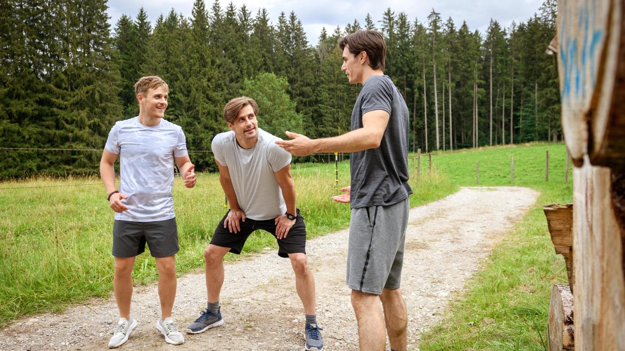 Leon (Carl Bruchhäuser) überspielt gegenüber Paul (Sandro Kirtzel) und Max (Stefan Hartmann) seinen Verletzungsschmerz. ARD/Christof Arnold
