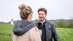 Luis (Michael Baral) freut sich, als Greta (Laura Osswald) sein Angebot annimmt.