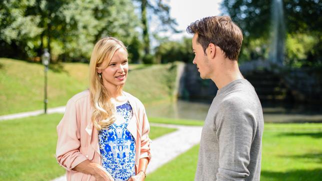 Luisa (Magdalena Steinlein) macht David (Michael N. Kühl) Hoffnungen auf eine langfristige Beziehung.