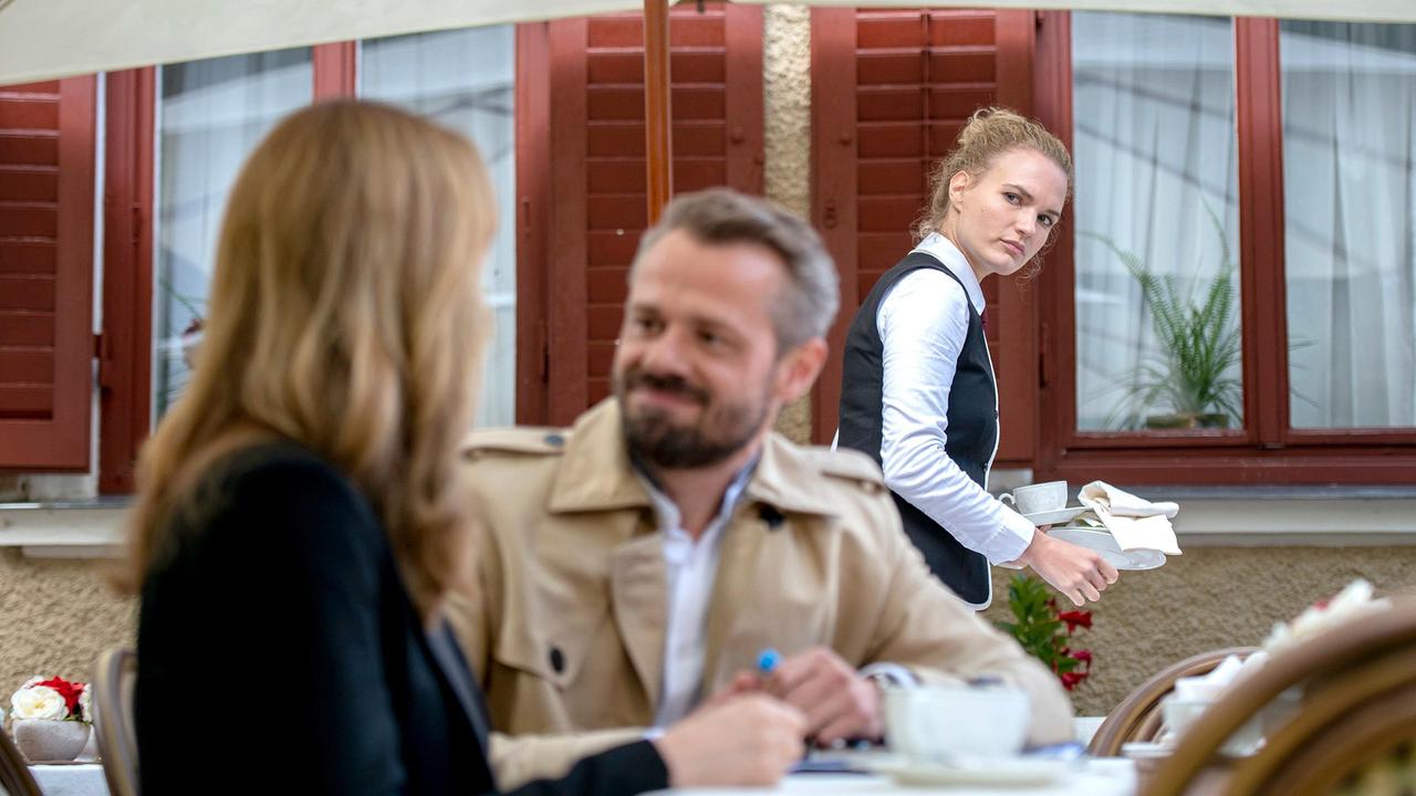 Maja (Christina Arends) beobachtet misstrauisch ein vertrautes Gespräch zwischen Ariane (Viola Wedekind) und Erik (Sven Waasner).