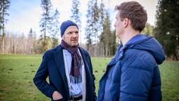 Markus (Timo Ben Schöfer) bringt Vincent (Martin Walde) auf den Gedanken, dass Philipp auch hinter den Problemen mit Vincents Approbation stecken könnte.
