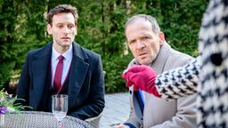 Markus (Timo Ben Schöfer, M. mit Tim Borys) muss fürchten, dass er trotz der gelöschten Wildkamera-Aufnahmen vor Eleni auffliegen könnte.