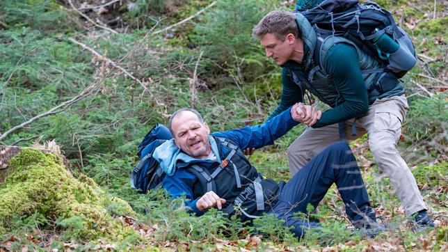 Markus (Timo Ben Schöfer, l. mit Martin Walde) versucht sein Möglichstes, aber er kann mit dem verletzten