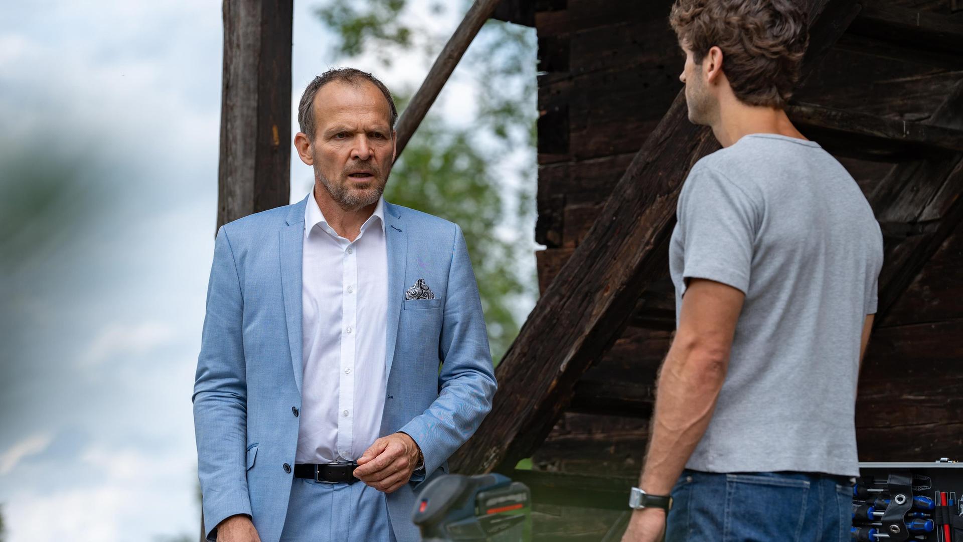 Markus (Timo Ben Schöfer, l. mit Christopher Jan Busse) wird bestürzt klar, dass Vincent sein Sohn ist.