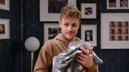 Max (Stefan Hartmann) nimmt Baby Anton zum ersten Mal auf den Arm.