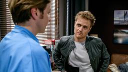 Max (Stefan Hartmann) sorgt sich vor Gerry (Johannes Huth), dass sich Vanessa ernsthaft in ihren neuen Fechttrainer verliebt haben könnte.