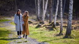 Maxi (Katharina Scheuba) beschließt auf Katjas (Isabell Stern) Anraten, zu einer Berufsberatung zu gehen.