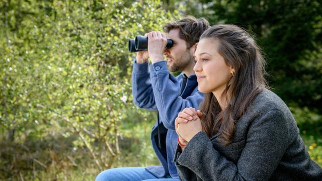 Maxi (Katharina Scheuba) gibt sich Mühe, Henry (Elias Reichert) für die Schönheit der Natur zu gewinnen.