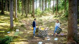 Maxi (Katharina Scheuba) und Henry (Elias Reichert) sind entsetzt, da ihr Wunschbrunnen vermüllt wurde.