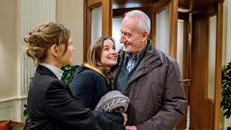 Melli (Bojana Golenac) und Clara (Jeannine Wacker) sind glücklich, dass Alfons (Sepp Schauer) aus London zurück ist.