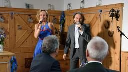 Michael (Erich Altenkopf) und Natascha (Melanie Wiegmann) harmonieren als Gesangsduo bei der Wahlkampfveranstaltung von Charlotte.