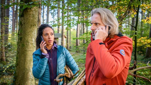 Michael (Erich Altenkopf) und Nicole (Dionne Wudu) erfahren unwohl von dem geflohenen Häftling.