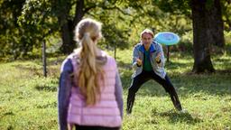 Michael (Erich Altenkopf) und Rosalie (Natalie Alison) haben Spaß beim Frisbeespielen.