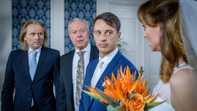 Michael (Erich Altenkopf) und Werner (Dirk Galuba) hoffen, dass Robert (Lorenzo Patané) seine Meinung noch ändert und Ariane (Viola Wedekind) nicht heiratet.