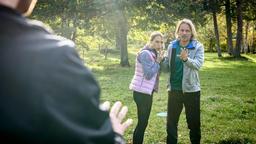 Michael (Erich Altenkopf) verletzt sich beim Frisbeespielen mit Henning (Matthias Zera) und Rosalie (Natalie Alison) an der Hand.