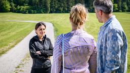 Miro (Pablo Sprungala, re.) fällt ein Stein vom Herzen, als Lale (Yeliz Simsek, li.) ihm und Greta (Laura Osswald) das Liebesglück aufrichtig gönnt.