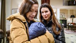 Nadja (Anna Lena Class) kämpft kurz gegen aufkeimende Muttergefühle an, als sie Eva (Uta Kargel) mit dem Baby sieht.